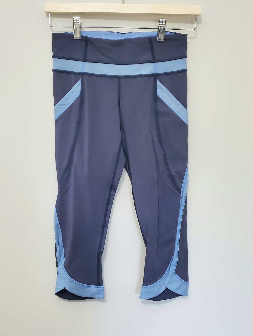 Lululemon Women's Cropped Leggings Sz 4 Mid-Rise Periwinkle EUC Yoga Athleisure